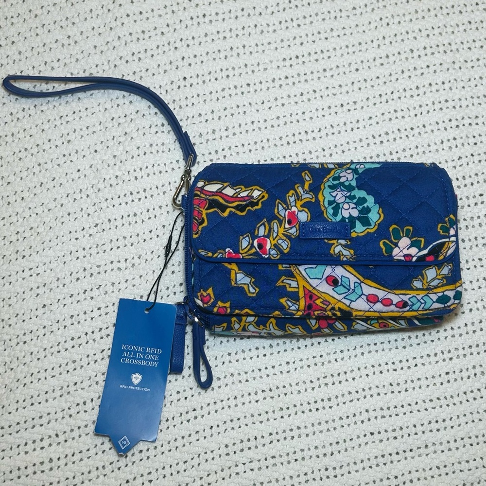 NWT Vera Bradley Iconic RFID All-In-One Wristlet – Blue Floral